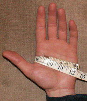 Measuring glove size