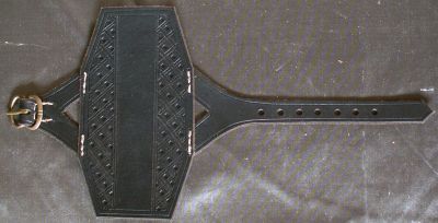 Small archery bracer with tooling