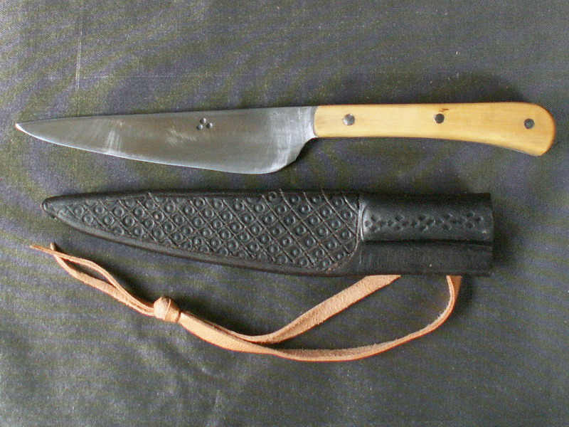 Scale tang knife
