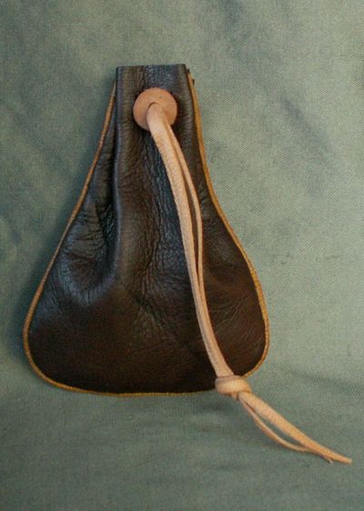 Small money purse with piped seam