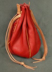 Round money purse with piped seams
