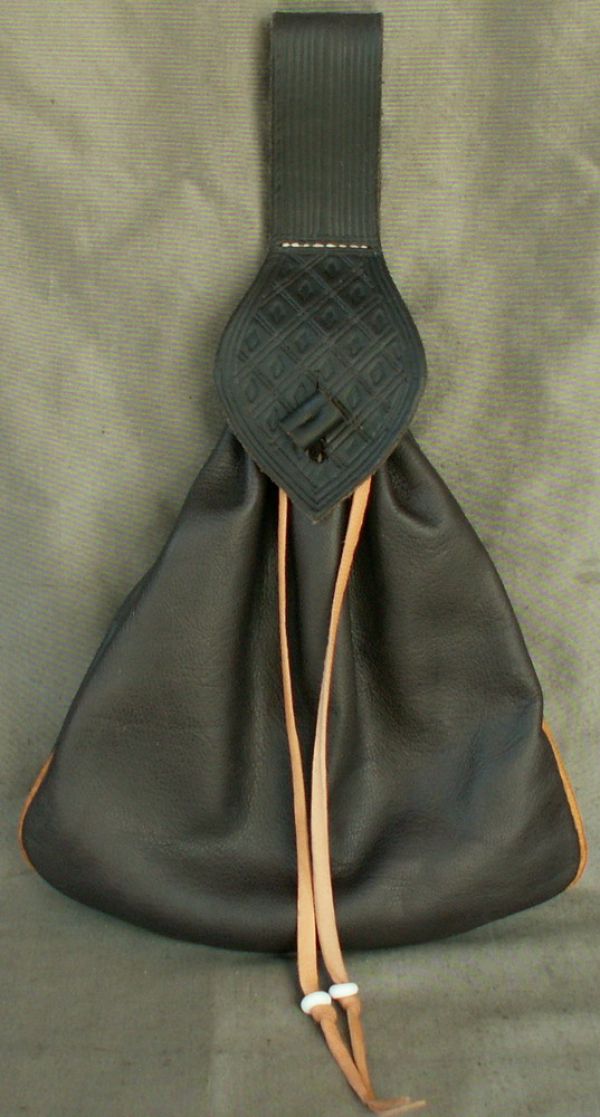 15th/16th century medium belt bag with piped seams and tooling