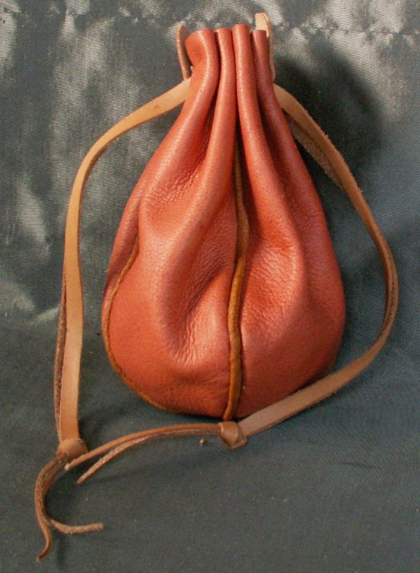 Round money purse with piped seams