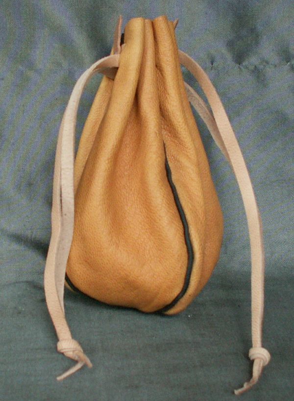 Round money purse with piped seams