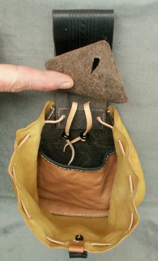 Ladies 17th century teardrop belt purse with tooling and internal divider #2