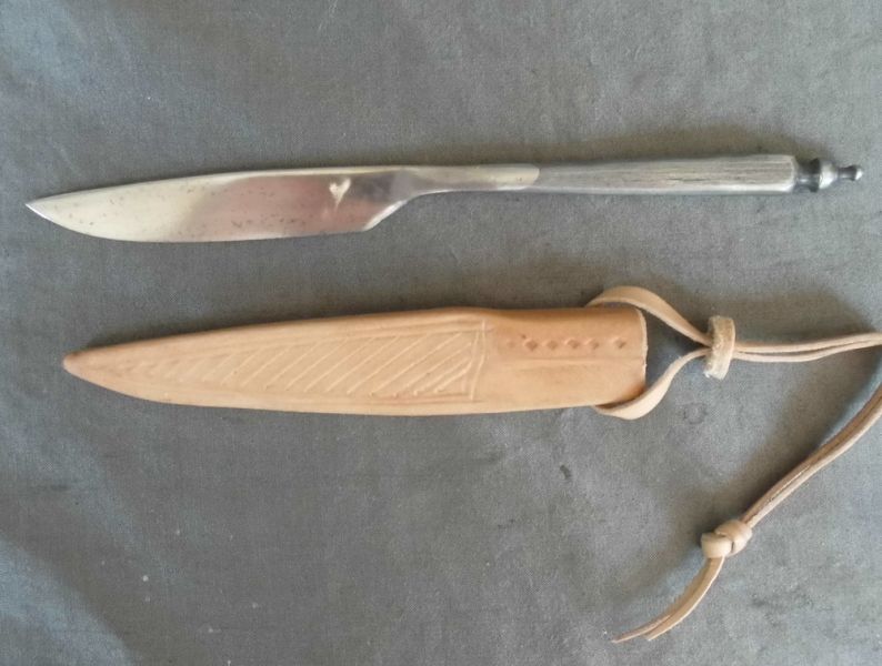 Bolstered knife