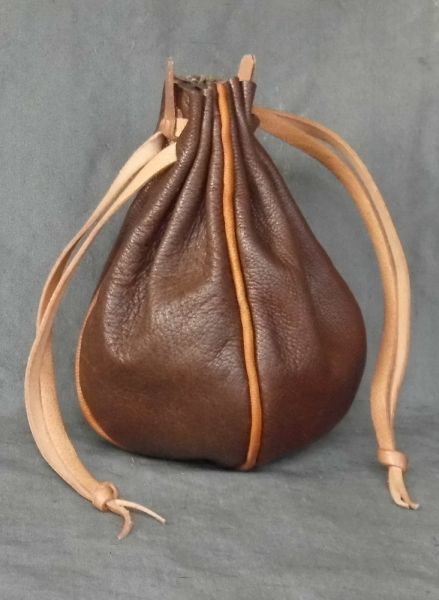 Round money purse with piped seams