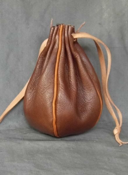 Round money purse with piped seams