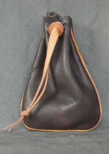 Small money purse with piped seam