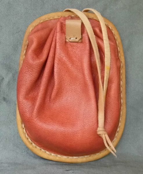 Flat backed money purse with internal divider