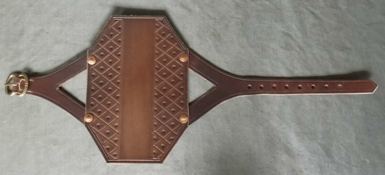 Standard size archery bracer with tooling