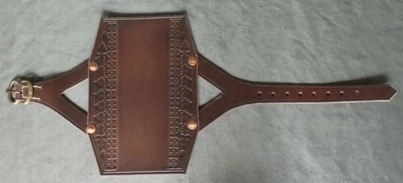 Standard size archery bracer with tooling